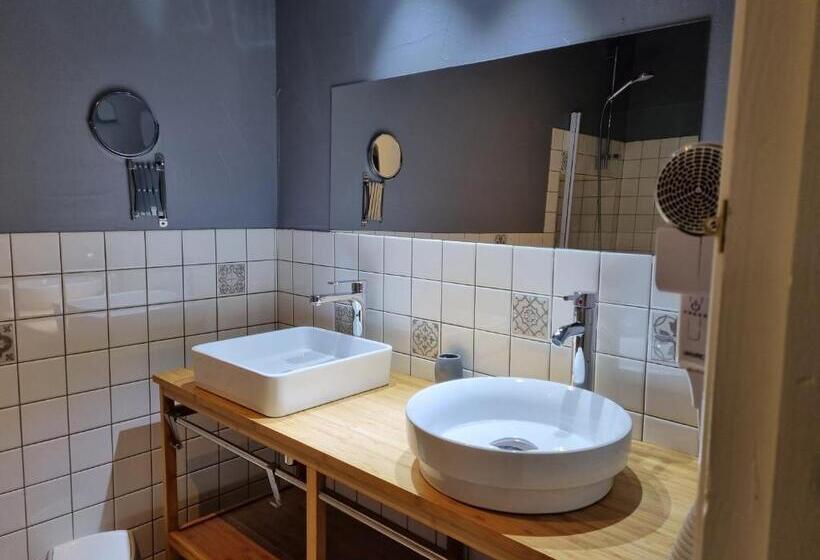 Люкс Deluxe Кровать Кинг, La Chapelle Aux Acacias