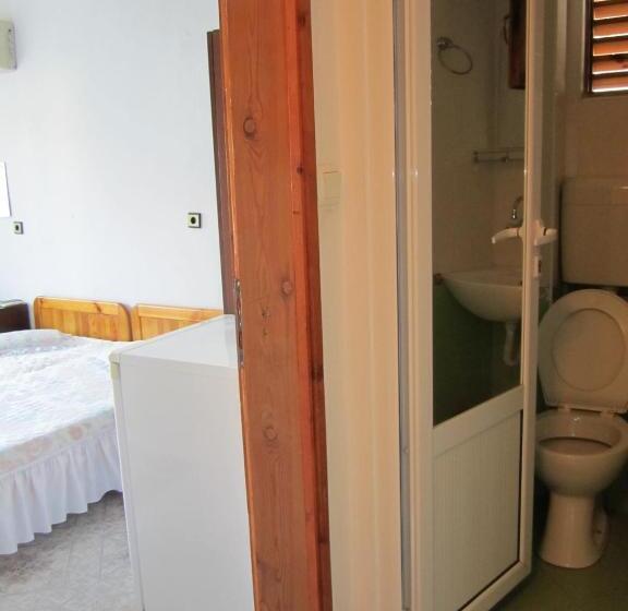 חדר סטנדרט לארבעה, Central Guesthouse