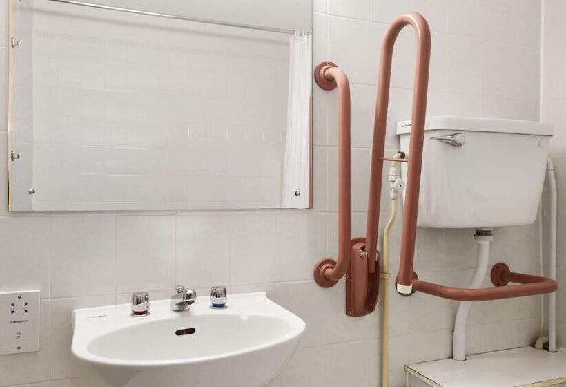 Номер Стандарт Адаптированный для Инвалидов, Days Inn By Wyndham Sevenoaks Clacket Lane
