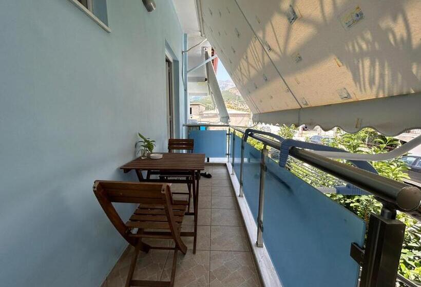 Трехместный Номер Стандарт с Балконом, Garden Holiday Studios
