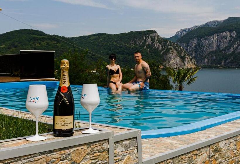 اتاق لوکس با بالکن و چشم‌انداز دریا, Pensiunea Decebal Resort   Cazanele Dunarii