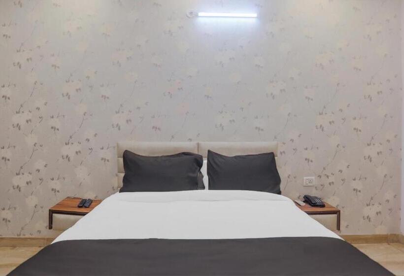 Трехместный Номер Классика, Collection O 78374 Collection O Essendi Hospitalities Llp