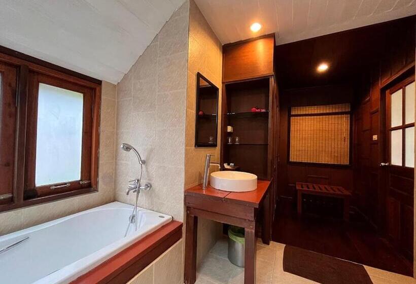 Deluxe Room View Sea with Balcony, Green Papaya Beach Resort, Koh Phangan