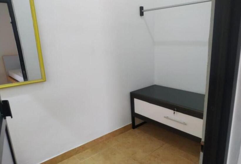 اتاق استاندارد یک نفره, Oyo 90699 Yellow White Guesthouse Palu