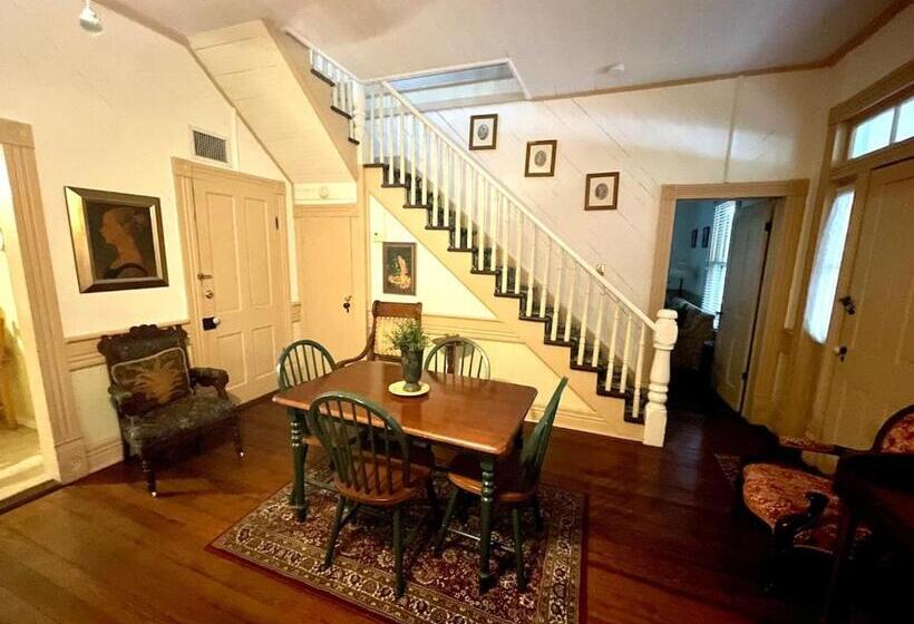 오두막, Grady House Bed And Breakfast