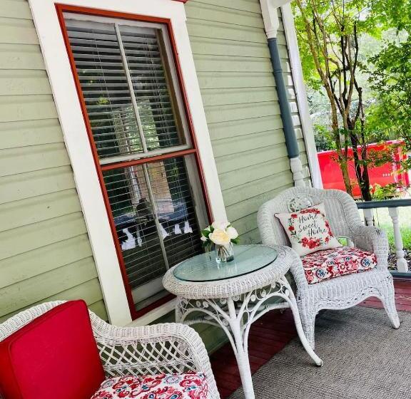 오두막, Grady House Bed And Breakfast