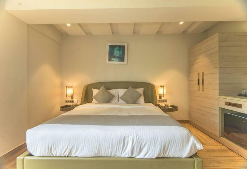 Premium Kamer met Uitzicht op het Zwembad, The Fern Residency Calangute Baga, Goa