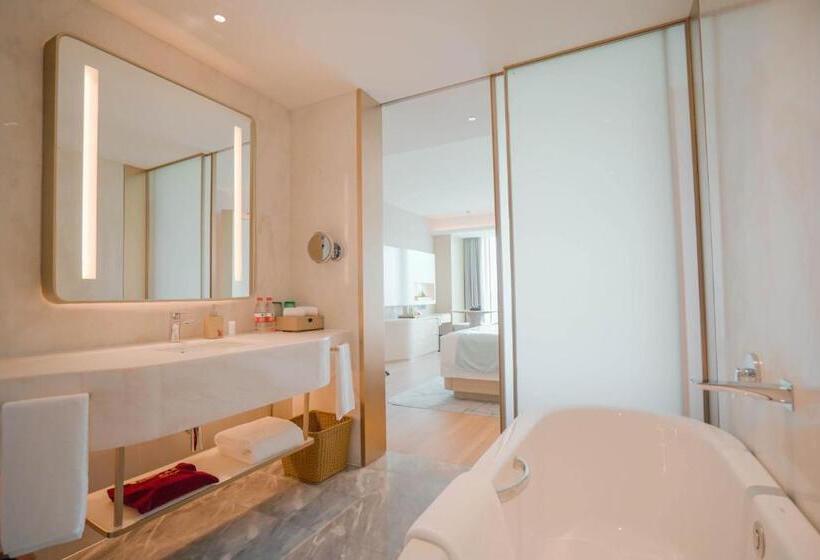 Superior room with lake view, Wyndham Garden Jinjiang