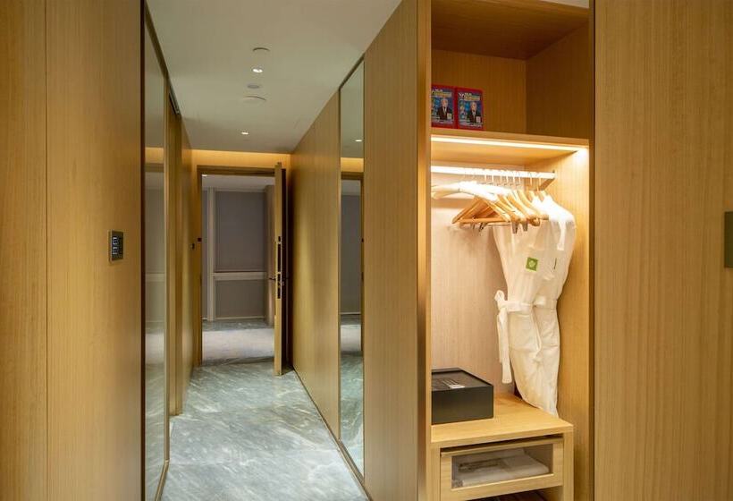 Superior room with lake view, Wyndham Garden Jinjiang