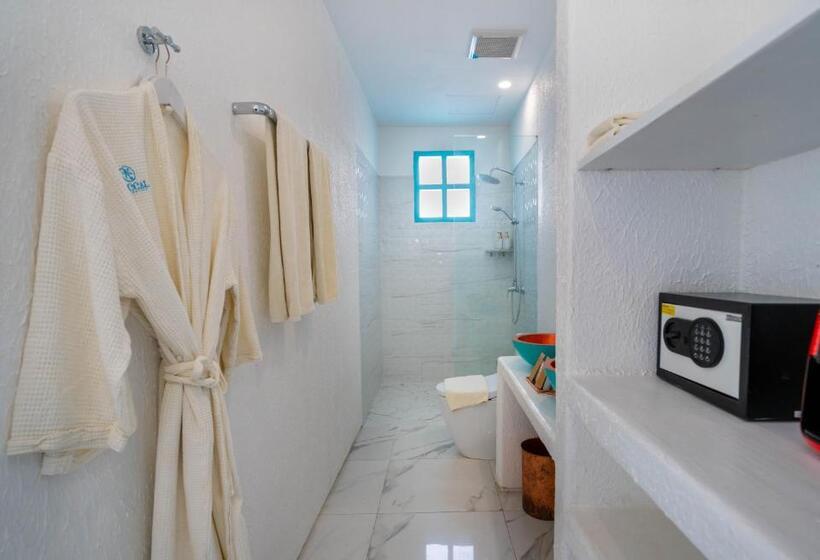 Полулюкс с Бассейном, Loccal Collection Hotel Komodo
