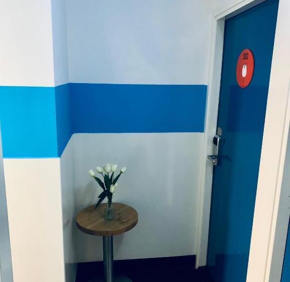 스탠다드 트리픔 룸 공동욕실, The White Tulip Hostel