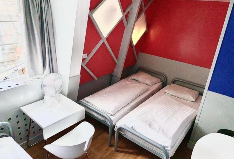 스탠다드 트리픔 룸 공동욕실, The White Tulip Hostel