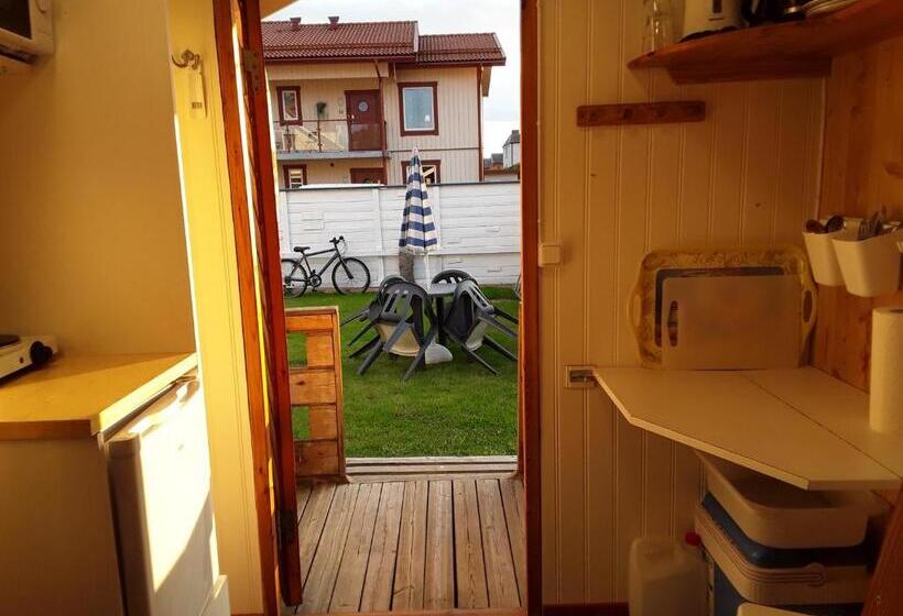Номер Basic, Knihsgården