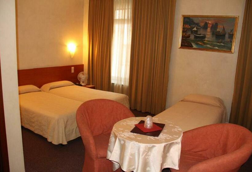 اتاق استاندارد سه نفره, Auberge Gaglioti