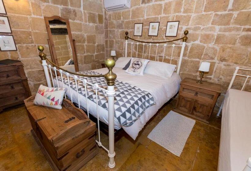 اتاق لوکس با بالکن, The Burrow Guest House