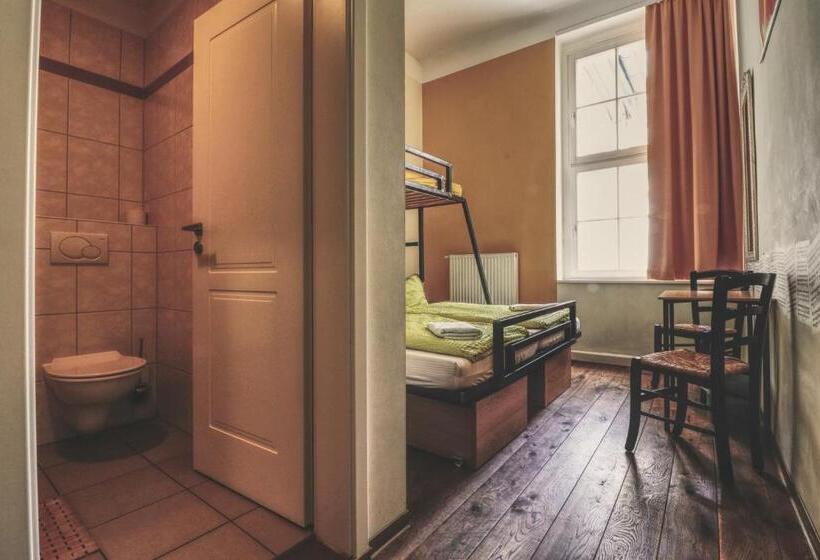 Номер Стандарт Трехместный, Opera Hostel