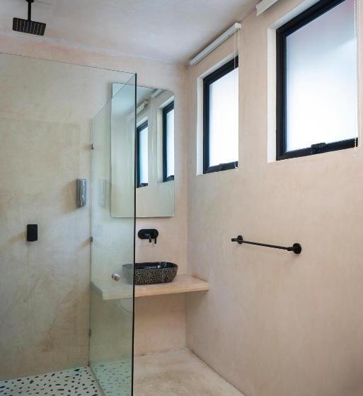 استودیوی استاندارد, Ujo Condo Boutique