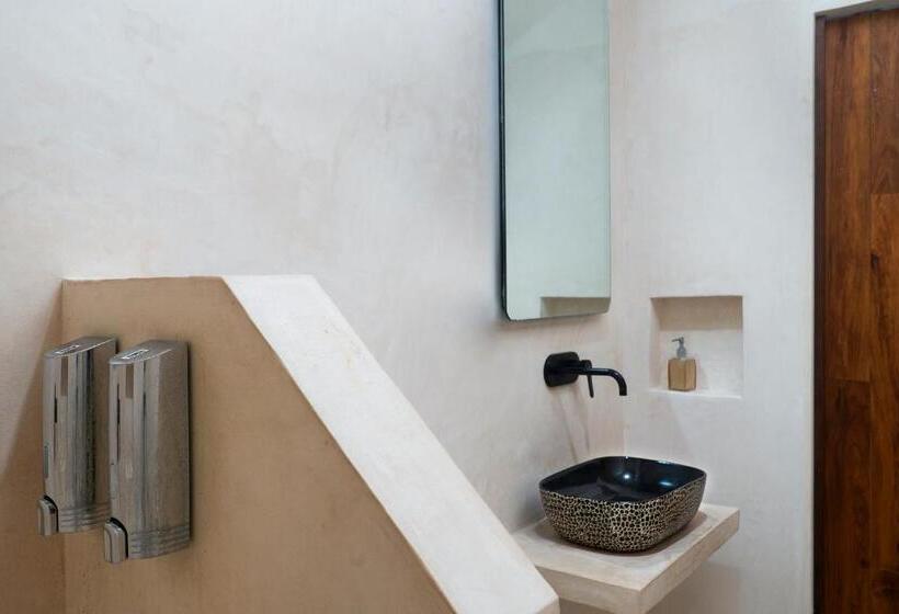 استودیوی سوپریور, Ujo Condo Boutique