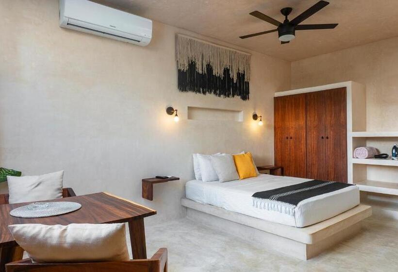 استودیوی سوپریور, Ujo Condo Boutique