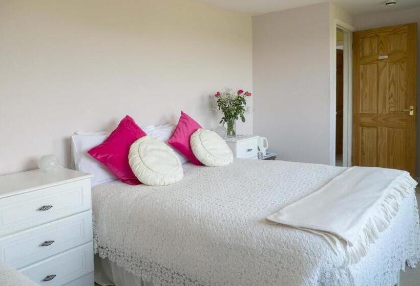 Трехместный Номер Стандарт Совместная Ванная, Healing Waters Sanctuary For Exclusive Private Hire And Self Catering Board, Vegetarian, Alcohol & W