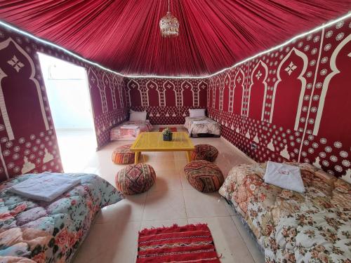Standard Tent, Wow