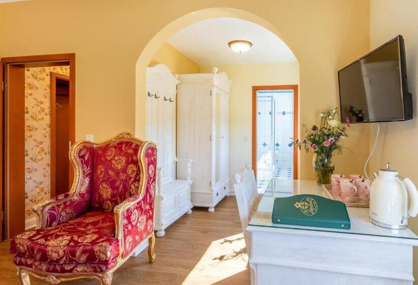 Номер Стандартный Кровать Куин, The Little Britain Inn Themed Hotel One Of A Kind In Europe