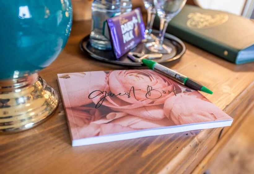 Апартаменты Пентхаус 1 Спальня, The Little Britain Inn Themed Hotel One Of A Kind In Europe