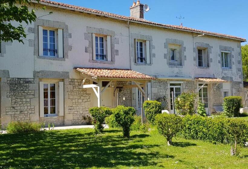 Четырехместный Номер Стандарт Вид на Сад, Domaine De Pelouaille   Chambre D Hôtes