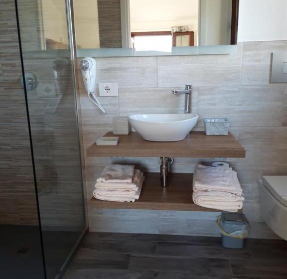غرفة قياسية مطلّة علي البحر, B&b Aly&emy
