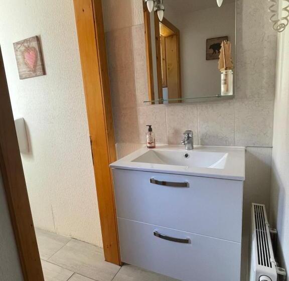 Четырехместный Номер Стандарт с Балконом, Le Chalet
