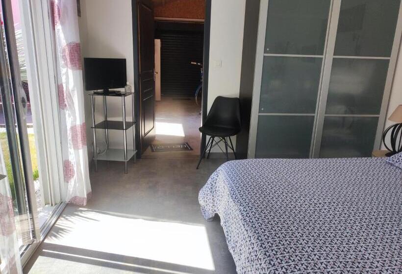 غرفة قياسية مع حمام خارجي, Chambre Et Salle D Eau Dans Dépendance 20 M2, Vélos