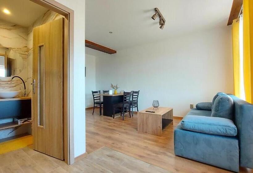 带1个卧室的带阳台的公寓, Apartmány Podlavice