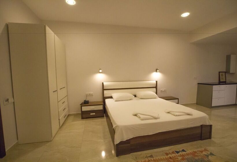 Superior Suite, Kulube