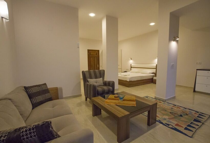 Superior Suite, Kulube