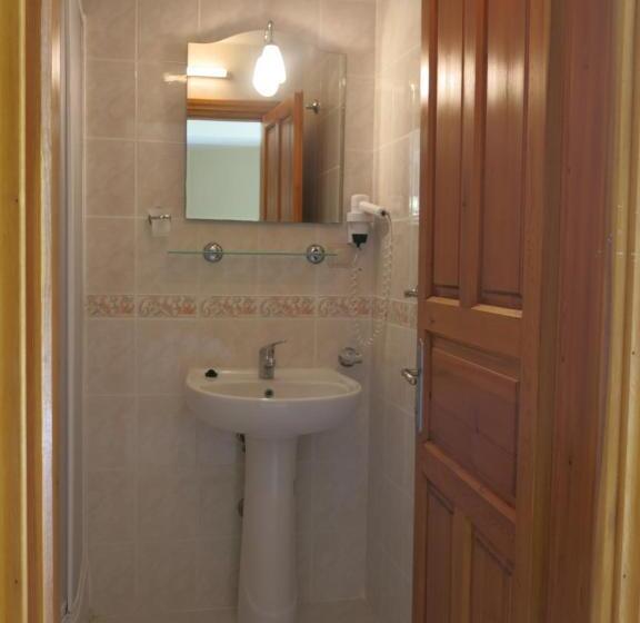 Deluxe Suite, Kulube