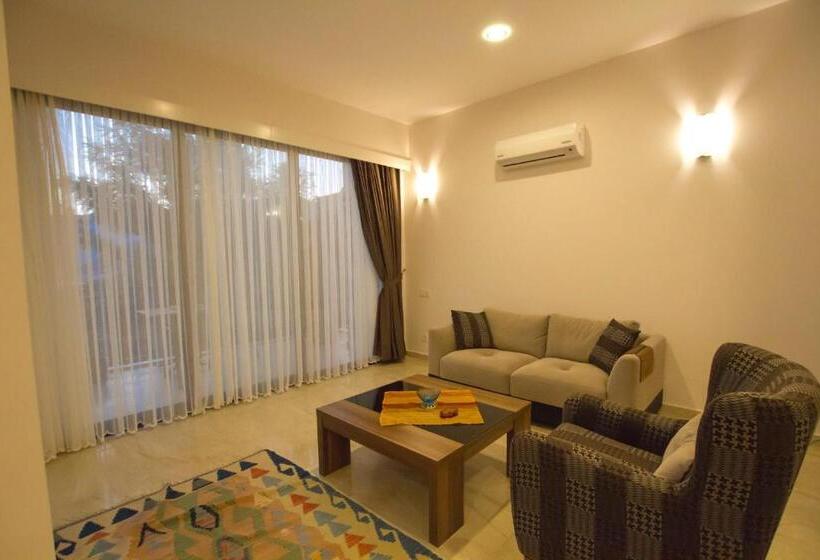 Superior Suite, Kulube