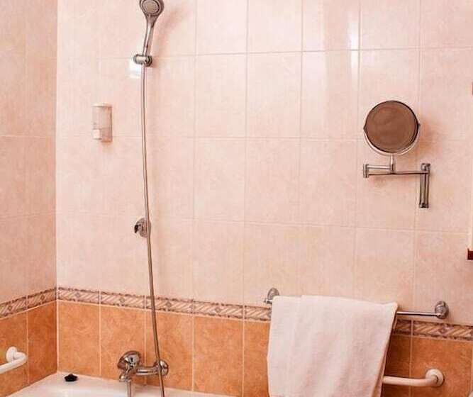 جناح, Astoria