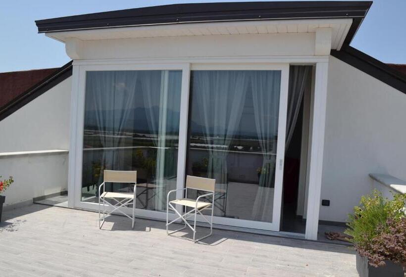 استودیوی سوپریور, Walter