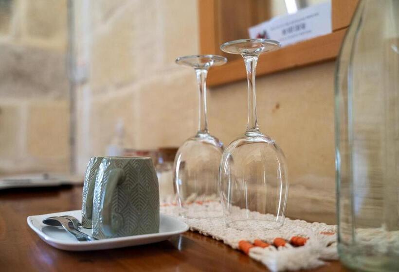 اتاق سوپریور با تخت بزرگ, Laremi Gozo B&b