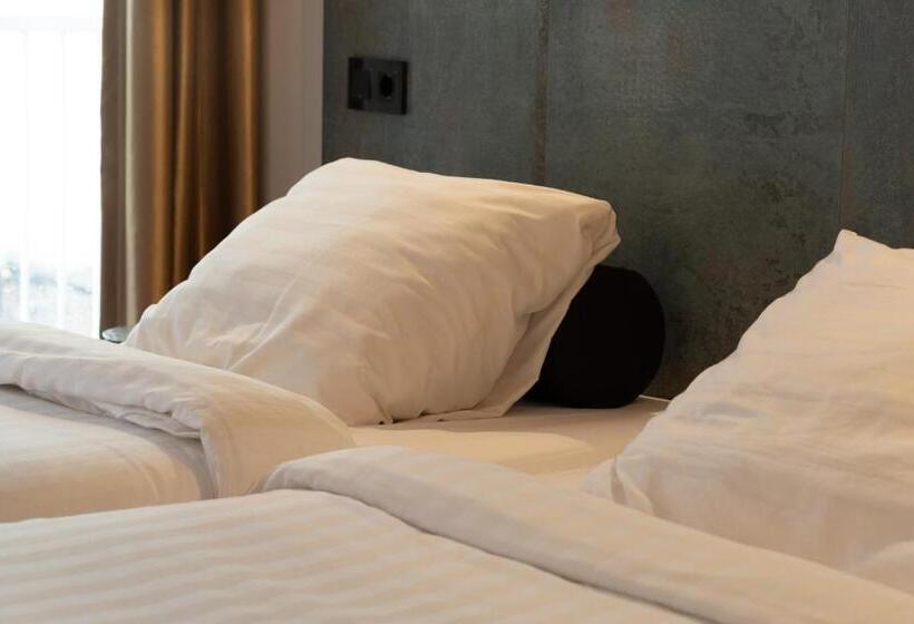 إستوديو ديلوكس, Midtown Hotel Twin Studio