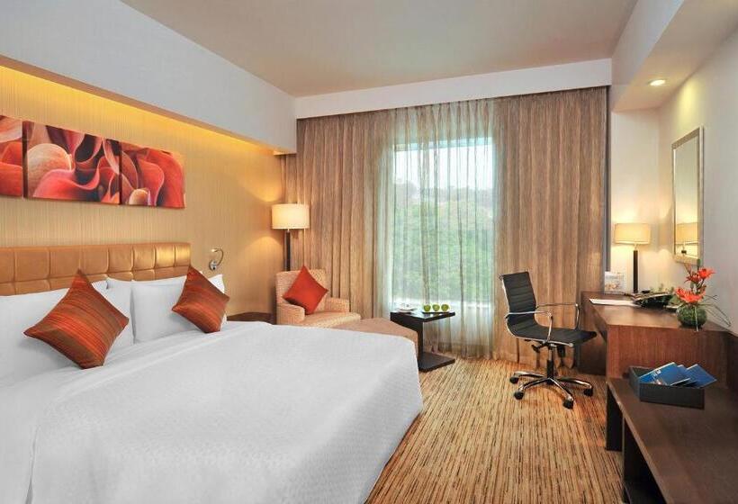 带大床的豪华间, Four Points By Sheraton Hotel And Serviced Apartments Pune