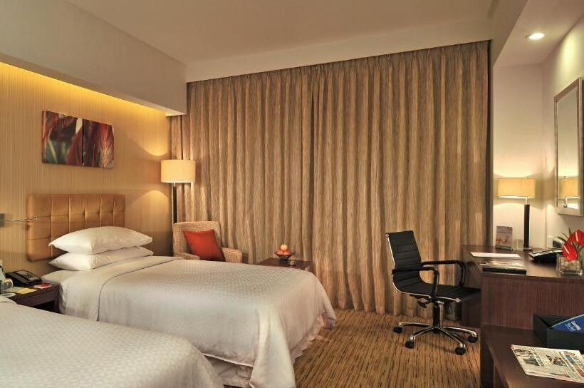 带泳池观景的豪华房, Four Points By Sheraton Hotel And Serviced Apartments Pune