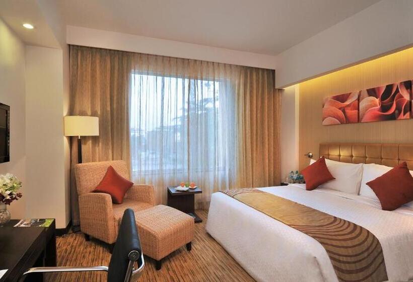 带大床的行政房间, Four Points By Sheraton Hotel And Serviced Apartments Pune
