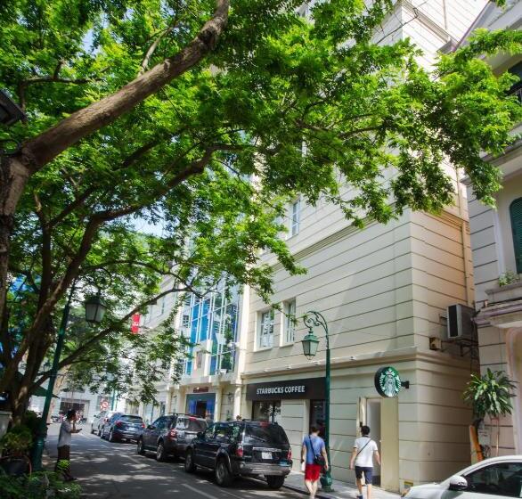 اتاق لوکس با چشم‌انداز شهر, Conifer Boutique