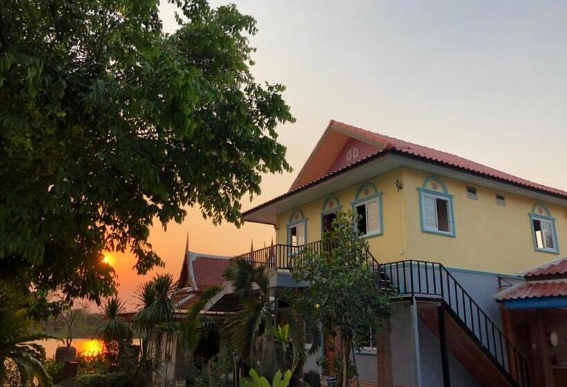 Номер Economy, Ruen Thai Ban Rim Nam