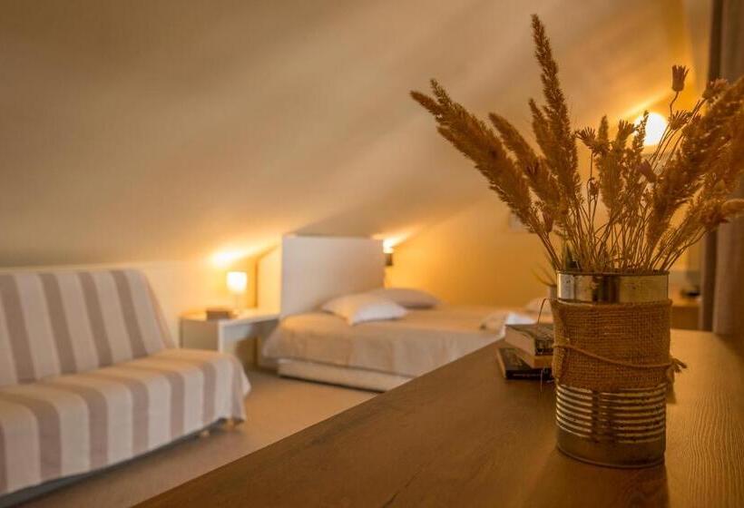 Standard Triple Room with Terrace, Pensiunea 4 Salcii