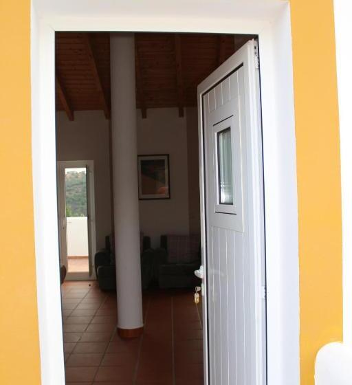 标准三人间, Casa Da Osga