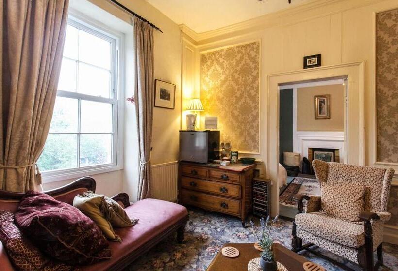Номер Стандарт Вид на Реку, Inglewood House