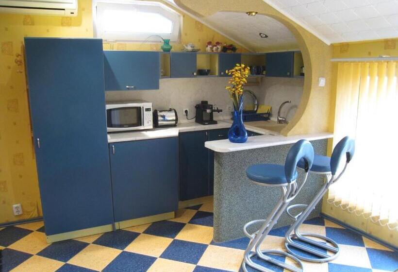 اتاق استاندارد سه تخته با چشم‌انداز باغ, Villa Summer House