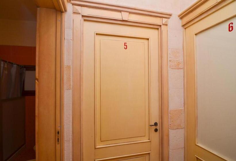 Стандартный внешний трехместный номер с ванной комнатой, Bed And Breakfast Europa